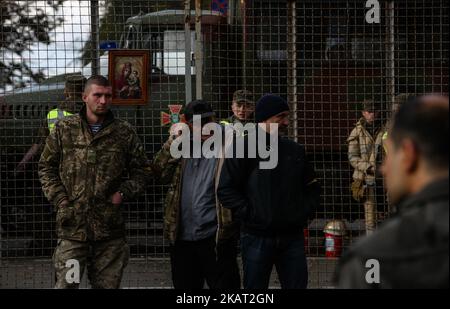 Demonstranten und Polizisten stehen in Kiew, Ukraine, am 22. Oktober 2017, mit einem Zaun getrennt. Dutzende Ukrainer bauten nach einer groß angelegten Kundgebung ein Zeltlager vor dem Parlament auf, um von den Gesetzgebern zu fordern, den Gesetzentwurf über sofortige politische Reformen wie die Schaffung eines Anti-Korruptionsgerichts, die Ablehnung der Unverletzlichkeit eines Abgeordneten und die Änderung der Wahlgesetze anzunehmen. (Foto von Sergii Chartschenko/NurPhoto) Stockfoto