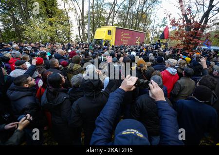 Demonstranten konfrontieren die Polizei, die das Fahrzeug mit schallverstärkenden Einrichtungen in Kiew, Ukraine, blockierten, 22. Oktober 2017. Dutzende Ukrainer bauten nach einer groß angelegten Kundgebung ein Zeltlager vor dem Parlament auf, um von den Gesetzgebern zu fordern, den Gesetzentwurf über sofortige politische Reformen wie die Schaffung eines Anti-Korruptionsgerichts, die Ablehnung der Unverletzlichkeit eines Abgeordneten und die Änderung der Wahlgesetze anzunehmen. (Foto von Sergii Chartschenko/NurPhoto) Stockfoto