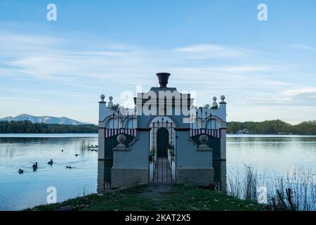 Wunderschöne Reflexionen am See von Banyoles bei Sonnenuntergang. Ruhiges Wasser am See bei Duse bei Wstany de Banyoles. Konzept der friedlichen und entspannenden Natur Stockfoto