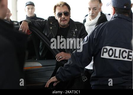 Rockstar Johnny Hallyday mit Frau Laeticia Hallyday und Kindern sahen am 15. Oktober 2014 die Ankunft am Flughafen Charles de Gaulles in Paris, Frankreich. (Foto von Mehdi Taamallah / NurPhoto) Stockfoto