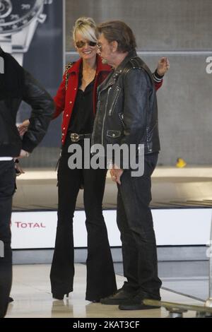 Rockstar Johnny Hallyday mit Frau Laeticia Hallyday und Kindern sahen am 15. Oktober 2014 die Ankunft am Flughafen Charles de Gaulles in Paris, Frankreich. (Foto von Mehdi Taamallah / NurPhoto) Stockfoto