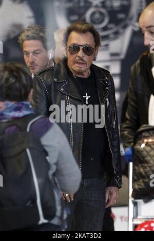 Rockstar Johnny Hallyday mit Frau Laeticia Hallyday und Kindern sahen am 15. Oktober 2014 die Ankunft am Flughafen Charles de Gaulles in Paris, Frankreich. (Foto von Mehdi Taamallah / NurPhoto) Stockfoto