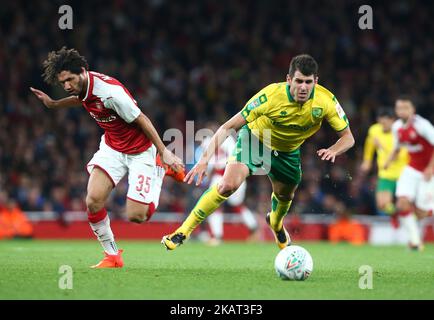 Nelson Oliveira aus Norwich City wird während des Carabao Cup 4.-Rundenmatches zwischen Arsenal und Norwich City am 24. Oktober 2017 im Emirates Stadium, London, England, gegen Arsenals Mohamed Elneny abgesprungen. (Foto von Kieran Galvin/NurPhoto) Stockfoto