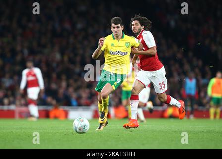 Nelson Oliveira aus Norwich City wird während des Carabao Cup 4.-Rundenmatches zwischen Arsenal und Norwich City am 24. Oktober 2017 im Emirates Stadium, London, England, gegen Arsenals Mohamed Elneny abgesprungen. (Foto von Kieran Galvin/NurPhoto) Stockfoto