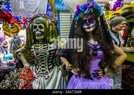 Mädchen mit Fantasie und catrina Make-up erschüttert Transeuenten und Konsumenten am 24. Oktober 2017 in Sao Paulo, Brasilien. La Catrina de los toletes, in der mexikanischen Populärkultur, ist die Darstellung des Skeletts einer Dame der High Society. Sie ist eine der beliebtesten Figuren der Day of the Dead Party in Mexiko. (Foto von Cris FAGA/NurPhoto) Stockfoto