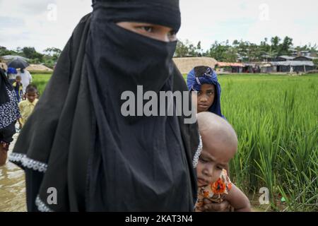 Rohingya-Flüchtlinge leben am 17. Oktober 2017 im Lager Moiner Ghona. Das Moiner Ghona Camp ist ein Rohingya-Flüchtlingslager in der Nähe der Landgrenze von Bangladesch und Myanmar. Immer mehr Rohingya überqueren die Grenze zu Bangladesch zu Land und zu Wasser, und fast eine Million sind bisher vor der Verfolgung aus Myanmar geflohen. (Foto von Jade Sacker/NurPhoto) Stockfoto
