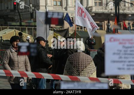 Am 25. Oktober 2017 spiegelt sich in Kiew, Ukraine, ein Zeltlager für Demonstranten wider. Dutzende Ukrainer bauten nach einer groß angelegten Kundgebung ein Zeltlager vor dem Parlament auf, um von den Gesetzgebern zu fordern, den Gesetzentwurf über sofortige politische Reformen wie die Schaffung eines Anti-Korruptionsgerichts, die Ablehnung der Unverletzlichkeit eines Abgeordneten und die Änderung der Wahlgesetze anzunehmen. (Foto von Sergii Chartschenko/NurPhoto) Stockfoto