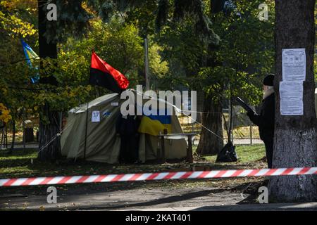 Ein Zeltlager für Demonstranten in Kiew, Ukraine, am 25. Oktober 2017. Dutzende Ukrainer bauten nach einer groß angelegten Kundgebung ein Zeltlager vor dem Parlament auf, um von den Gesetzgebern zu fordern, den Gesetzentwurf über sofortige politische Reformen wie die Schaffung eines Anti-Korruptionsgerichts, die Ablehnung der Unverletzlichkeit eines Abgeordneten und die Änderung der Wahlgesetze anzunehmen. (Foto von Sergii Chartschenko/NurPhoto) Stockfoto