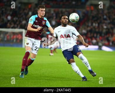 Danny Rose von Tottenham Hotspur hält während des Carabao Cup 4.-Runden-Spiels zwischen Tottenham Hotspur und West Ham United am 25. Oktober 2017 im Wembley Stadium in London, England, den von West Ham United mitgewordenen Sam Byram. (Foto von Kieran Galvin/NurPhoto) Stockfoto