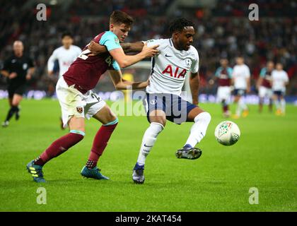 Danny Rose von Tottenham Hotspur hält während des Carabao Cup 4.-Runden-Spiels zwischen Tottenham Hotspur und West Ham United am 25. Oktober 2017 im Wembley Stadium in London, England, den von West Ham United mitgewordenen Sam Byram. (Foto von Kieran Galvin/NurPhoto) Stockfoto