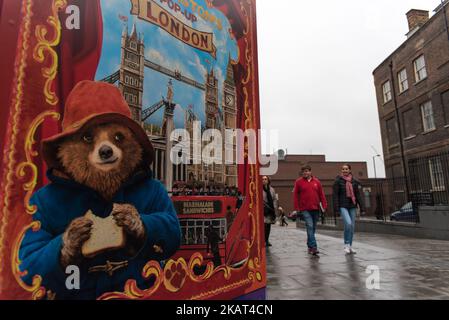 Ein Pop-up des Paddington Bear ist am 26. Oktober 2017 in der Nähe der St Paul's Cathedral im Zentrum von London, Großbritannien, abgebildet. Es ist Teil der fünf Pop-up-Installationen, die die bevorstehende Veröffentlichung von Paddington 2, der mit Spannung erwarteten Fortsetzung des Hits von 2015, feiern. (Foto von Alberto Pezzali/NurPhoto) Stockfoto