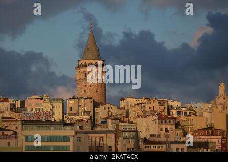 Ein allgemeiner Blick auf den Galata Tower bei Sonnenuntergang. Am Dienstag, den 17. Oktober 2017, in Istanbul, Türkei. (Foto von Artur Widak/NurPhoto) Stockfoto