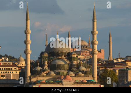 Ein allgemeiner Blick auf die Yeni Cami, was die Neue Moschee bedeutet, und das Hagia Sophia Museum, eine ehemalige griechisch-orthodoxe christliche patriarchalische Basilika, die bei Sonnenuntergang gesehen wird. Am Dienstag, den 17. Oktober 2017, in Istanbul, Türkei. (Foto von Artur Widak/NurPhoto) Stockfoto