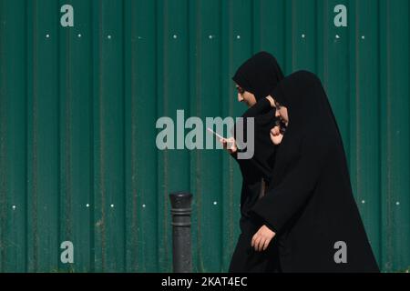 Zwei Frauen gehen in der Gegend von Fatih in Istanbul. Am Dienstag, den 17. Oktober 2017, in Istanbul, Türkei. (Foto von Artur Widak/NurPhoto) Stockfoto