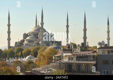 Eine allgemeine Ansicht der Sultan Ahmed Moschee, im Volksmund bekannt als Blaue Moschee. Am Dienstag, den 17. Oktober 2017, in Istanbul, Türkei. (Foto von Artur Widak/NurPhoto) Stockfoto