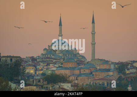 Ein allgemeiner Blick auf die Fatih Moschee und die Umgebung bei Sonnenaufgang. Am Dienstag, den 17. Oktober 2017, in Istanbul, Türkei. (Foto von Artur Widak/NurPhoto) Stockfoto