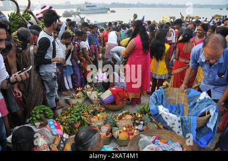 Indische hinduistische Anhänger führen während Chhat Puja am 26,2017. Oktober im Fluss in Kalkutta Rituale durch. Eifrige Anhänger zhnen sich sowohl der aufgehenden als auch der untergehenden Sonne während des Chhath-Festes, wenn die Menschen ihren Dank ausdrücken und die Segnungen der Naturkräfte, vor allem der Sonne und des Flusses, suchen. (Foto von Debajyoti Chakraborty/NurPhoto) Stockfoto
