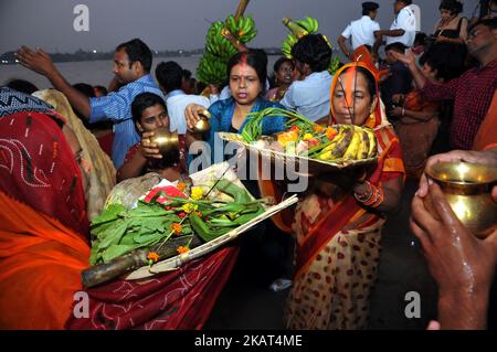 Indische hinduistische Anhänger führen während Chhat Puja am 26,2017. Oktober im Fluss in Kalkutta Rituale durch. Eifrige Anhänger zhnen sich sowohl der aufgehenden als auch der untergehenden Sonne während des Chhath-Festes, wenn die Menschen ihren Dank ausdrücken und die Segnungen der Naturkräfte, vor allem der Sonne und des Flusses, suchen. (Foto von Debajyoti Chakraborty/NurPhoto) Stockfoto