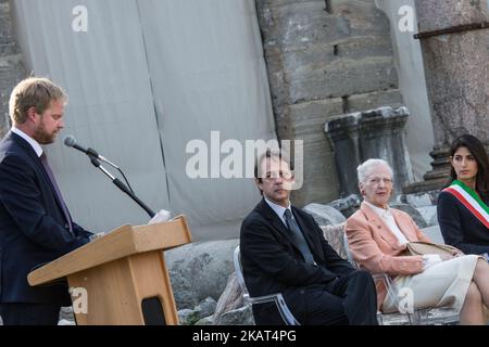 Rom die Bürgermeisterin von Rom, Virginia Raggi, begrüßt die Königin von Dänemark, Margrethe II., während des Besuchs der archäologischen Stätte des Cesare Forumin Rom, Italien, 26. Oktober 2017 (Foto: Andrea Ronchini/NurPhoto) Stockfoto