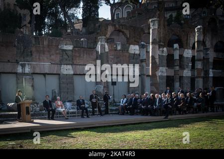 Rom die Bürgermeisterin von Rom, Virginia Raggi, begrüßt die Königin von Dänemark, Margrethe II., während des Besuchs der archäologischen Stätte des Cesare Forumin Rom, Italien, 26. Oktober 2017 (Foto: Andrea Ronchini/NurPhoto) Stockfoto