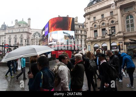 Nach dem Countdown werden Animationen angezeigt, während die Lichter des Piccadilly Circus nach einer neunmonatigen Renovierung am 26. Oktober 2017 in London, England, wieder eingeschaltet werden. Die neuen Piccadilly Circus Lichter Werbetafeln ersetzen ein Patchwork von Bildschirmen mit einem einzigen 4K LED digitalen Bildschirm, dem größten seiner Art in Europa. (Foto von Alberto Pezzali/NurPhoto) Stockfoto