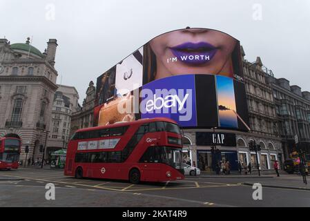 Nach dem Countdown werden Animationen angezeigt, während die Lichter des Piccadilly Circus nach einer neunmonatigen Renovierung am 26. Oktober 2017 in London, England, wieder eingeschaltet werden. Die neuen Piccadilly Circus Lichter Werbetafeln ersetzen ein Patchwork von Bildschirmen mit einem einzigen 4K LED digitalen Bildschirm, dem größten seiner Art in Europa. (Foto von Alberto Pezzali/NurPhoto) Stockfoto