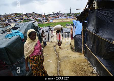 Rohingya-Flüchtlinge gehen am 06. Oktober 2017 im provisorischen Lager Thengkhali in Cox's Bazar, Bangladesch, spazieren. Mehr als 600.000 Rohingya sind in Bangladesch eingetroffen, seit ein militärisches Vorgehen im benachbarten Myanmar im August einen Exodus auslöste und die Ressourcen im verarmten Land stark belastete. (Foto von Mamunur Rashid/NurPhoto) Stockfoto