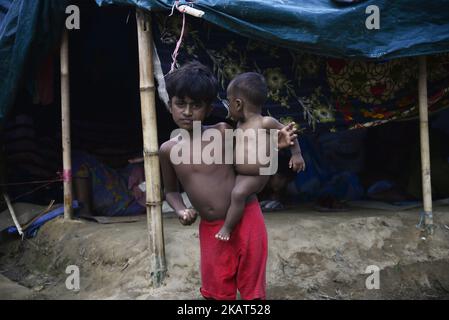 Rohingya-Flüchtlinge gehen am 06. Oktober 2017 im provisorischen Lager Thengkhali in Cox's Bazar, Bangladesch, spazieren. Mehr als 600.000 Rohingya sind in Bangladesch eingetroffen, seit ein militärisches Vorgehen im benachbarten Myanmar im August einen Exodus auslöste und die Ressourcen im verarmten Land stark belastete. (Foto von Mamunur Rashid/NurPhoto) Stockfoto