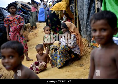 Rohingya-Flüchtlinge gehen am 06. Oktober 2017 im provisorischen Lager Thengkhali in Cox's Bazar, Bangladesch, spazieren. Mehr als 600.000 Rohingya sind in Bangladesch eingetroffen, seit ein militärisches Vorgehen im benachbarten Myanmar im August einen Exodus auslöste und die Ressourcen im verarmten Land stark belastete. (Foto von Mamunur Rashid/NurPhoto) Stockfoto