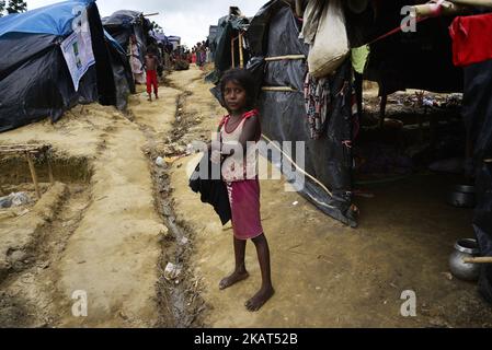 Rohingya-Flüchtlinge gehen am 06. Oktober 2017 im provisorischen Lager Thengkhali in Cox's Bazar, Bangladesch, spazieren. Mehr als 600.000 Rohingya sind in Bangladesch eingetroffen, seit ein militärisches Vorgehen im benachbarten Myanmar im August einen Exodus auslöste und die Ressourcen im verarmten Land stark belastete. (Foto von Mamunur Rashid/NurPhoto) Stockfoto