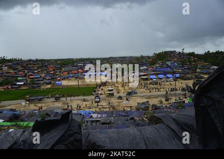 Rohingya-Flüchtlinge gehen am 06. Oktober 2017 im provisorischen Lager Thengkhali in Cox's Bazar, Bangladesch, spazieren. Mehr als 600.000 Rohingya sind in Bangladesch eingetroffen, seit ein militärisches Vorgehen im benachbarten Myanmar im August einen Exodus auslöste und die Ressourcen im verarmten Land stark belastete. (Foto von Mamunur Rashid/NurPhoto) Stockfoto