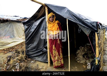 Rohingya-Flüchtlinge gehen am 06. Oktober 2017 im provisorischen Lager Thengkhali in Cox's Bazar, Bangladesch, spazieren. Mehr als 600.000 Rohingya sind in Bangladesch eingetroffen, seit ein militärisches Vorgehen im benachbarten Myanmar im August einen Exodus auslöste und die Ressourcen im verarmten Land stark belastete. (Foto von Mamunur Rashid/NurPhoto) Stockfoto