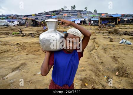 Rohingya-Flüchtlinge gehen am 06. Oktober 2017 im provisorischen Lager Thengkhali in Cox's Bazar, Bangladesch, spazieren. Mehr als 600.000 Rohingya sind in Bangladesch eingetroffen, seit ein militärisches Vorgehen im benachbarten Myanmar im August einen Exodus auslöste und die Ressourcen im verarmten Land stark belastete. (Foto von Mamunur Rashid/NurPhoto) Stockfoto