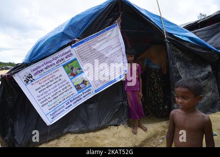 Rohingya-Flüchtlinge gehen am 06. Oktober 2017 im provisorischen Lager Thengkhali in Cox's Bazar, Bangladesch, spazieren. Mehr als 600.000 Rohingya sind in Bangladesch eingetroffen, seit ein militärisches Vorgehen im benachbarten Myanmar im August einen Exodus auslöste und die Ressourcen im verarmten Land stark belastete. (Foto von Mamunur Rashid/NurPhoto) Stockfoto