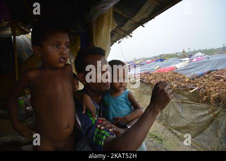 Rohingya-Flüchtlinge gehen am 06. Oktober 2017 im provisorischen Lager Thengkhali in Cox's Bazar, Bangladesch, spazieren. Mehr als 600.000 Rohingya sind in Bangladesch eingetroffen, seit ein militärisches Vorgehen im benachbarten Myanmar im August einen Exodus auslöste und die Ressourcen im verarmten Land stark belastete. (Foto von Mamunur Rashid/NurPhoto) Stockfoto