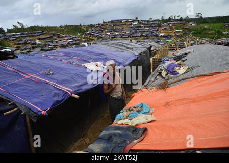 Rohingya-Flüchtlinge gehen am 06. Oktober 2017 im provisorischen Lager Thengkhali in Cox's Bazar, Bangladesch, spazieren. Mehr als 600.000 Rohingya sind in Bangladesch eingetroffen, seit ein militärisches Vorgehen im benachbarten Myanmar im August einen Exodus auslöste und die Ressourcen im verarmten Land stark belastete. (Foto von Mamunur Rashid/NurPhoto) Stockfoto