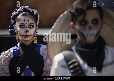 Die Teilnehmer nehmen am 28. Oktober 2017 am Dia de los Muertos (Tag der Toten) auf dem Hollywood Forever Cemetery in Los Angeles, Kalifornien, Teil. Day of the Dead hat seinen Ursprung in Mexiko und wird von den Mexikanern als Hommage an das Leben von Angehörigen, die verstorben sind, weithin gefeiert. (Foto von Ronen Tivony/NurPhoto) Stockfoto