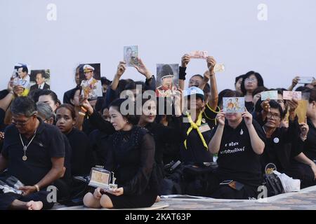 Ein thailändischer Trauermann hält ein Porträt des verstorbenen thailändischen Königs Bhumibol Adulyadej im Bereich des Großen Palastes in Bangkok, Thailand, 29. Oktober 2017. (Foto von Anusak Laowias/NurPhoto) Stockfoto