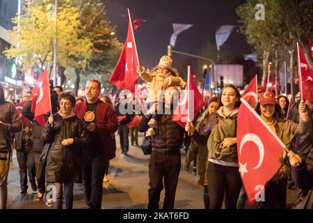 Am 29. Oktober 2017 in Istanbul, Türkei, halten Menschen türkische Flaggen, als sie den 94.. Jahrestag des Tages der Türkischen Republik begehen. (Foto von Emrah Oprukcu/NurPhoto) Stockfoto