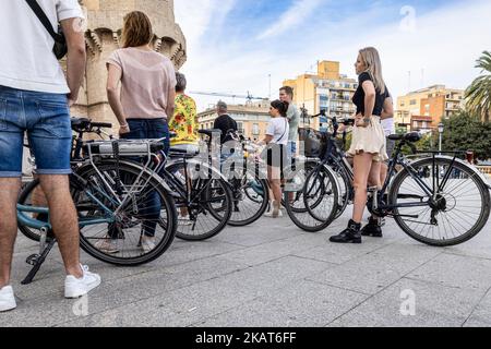 Fahrradtour Gruppe von Besuchern in Torres de Serranos, Porta de Serrans, Valencia, Spanien Stockfoto