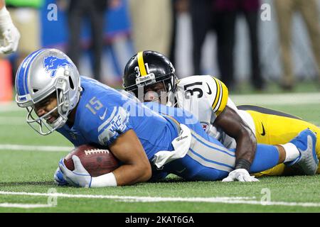 Der Detroit Lions Wide Receiver Golden Tate (15) wird von Pittsburgh Steelers Defensivverteidiger Mike Hilton (31) während der zweiten Hälfte eines NFL-Fußballspiels gegen die in Detroit, Michigan, am 29. Oktober 2017 in Angriff genommen. (Foto von Jorge Lemus/NurPhoto) Stockfoto