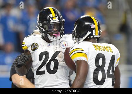 Pittsburgh Steelers läuft zurück Le'Veon Bell (26) feiert seinen Touchdown mit dem breiten Empfänger Antonio Brown (84) während der ersten Hälfte eines NFL-Fußballspiels gegen die Detroit Lions in Detroit, Michigan, am 29. Oktober 2017. (Foto von Jorge Lemus/NurPhoto) Stockfoto