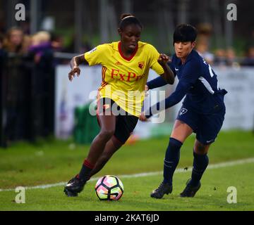 Rinsola Babajide von Watford Ladies schlägt Ashleigh Neville von Tottenham Hotspur Ladies während des Women's Super League 2-Spiels zwischen Watford Ladies und Tottenham Hotspur Ladies am 29. Oktober 2017 beim Kings Langley FC in Hertfordshire, Großbritannien. (Foto von Kieran Galvin/NurPhoto) Stockfoto