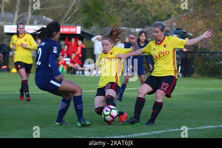 L-R Merrick will von Watford Ladies und Kylie McCarthy von Watford Ladies während des Women's Super League 2-Spiels zwischen Watford Ladies und Tottenham Hotspur Ladies am 29. Oktober 2017 beim Kings Langley FC in Hertfordshire, Großbritannien. (Foto von Kieran Galvin/NurPhoto) Stockfoto