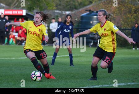 L-R Merrick will von Watford Ladies und Kylie McCarthy von Watford Ladies während des Women's Super League 2-Spiels zwischen Watford Ladies und Tottenham Hotspur Ladies am 29. Oktober 2017 beim Kings Langley FC in Hertfordshire, Großbritannien. (Foto von Kieran Galvin/NurPhoto) Stockfoto