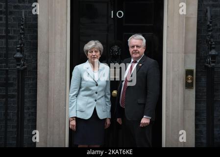 Die britische Premierministerin Theresa May (L) begrüßt Carwyn Jones, den ersten Minister von Wales, als er am 30. Oktober 2017 in der Downing Street in London, England, eintrifft. Der Brexit dürfte die Diskussionen dominieren, und es wird erwartet, dass Herr Jones die Opposition seiner Regierung gegen ein geplantes Brexit-Gesetz schärfen wird. (Foto von Alberto Pezzali/NurPhoto) Stockfoto