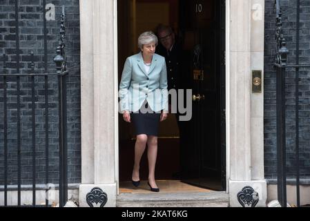 Die britische Premierministerin Theresa May bereitet sich darauf vor, Carwyn Jones, den ersten Minister von Wales, zu begrüßen, als er am 30. Oktober 2017 in der Downing Street in London, England, eintrifft. Der Brexit dürfte die Diskussionen dominieren, und es wird erwartet, dass Herr Jones die Opposition seiner Regierung gegen ein geplantes Brexit-Gesetz schärfen wird. (Foto von Alberto Pezzali/NurPhoto) Stockfoto