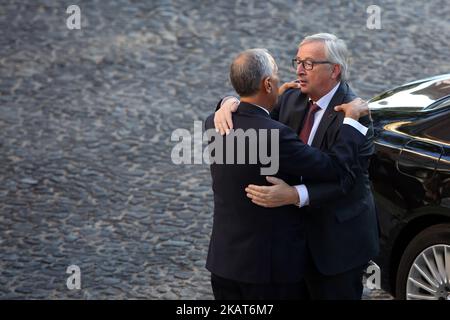Portugals Präsident Marcelo Rebelo de Sousa begrüßt den Präsidenten der Europäischen Kommission Jean-Claude Juncker vor ihrem Treffen mit dem portugiesischen Staatsrat am 30. Oktober 2017 im Belem-Palast in Lissabon, Portugal. (Foto von Pedro Fiúza/NurPhoto) Stockfoto