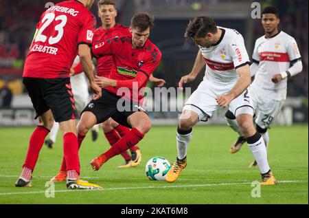 Stuttgarts Emiliano Insua verteidigt den Ball beim Bundesliga-Spiel zwischen dem VfB Stuttgart und dem Sport-Club Freiburg in der Mercedes-Benz Arena am 29. Oktober 2017 in Stuttgart. (Foto von Bartek langer/NurPhoto) Stockfoto