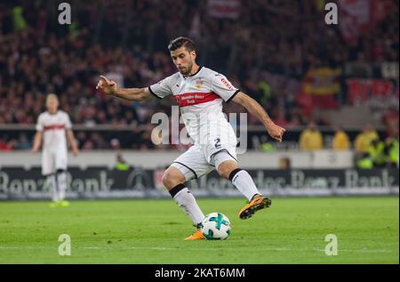 Stuttgarts Emiliano Insua verteidigt den Ball beim Bundesliga-Spiel zwischen dem VfB Stuttgart und dem Sport-Club Freiburg in der Mercedes-Benz Arena am 29. Oktober 2017 in Stuttgart. (Foto von Bartek langer/NurPhoto) Stockfoto